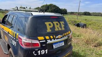 Pajero às margens de rodovia após fuga. (Foto: Divulgação).