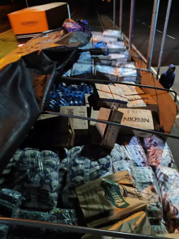 A carreta carregada de perecíveis foi apreendida  pela PRF