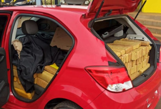 Polícia apreende mais de meia tonelada de maconha escondida sob coxa em carro