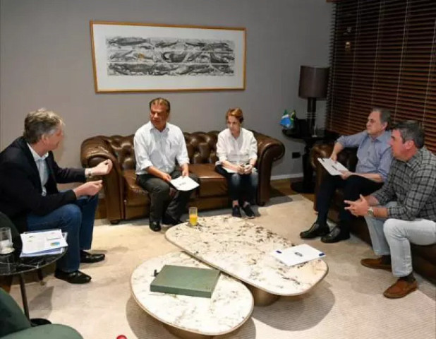 A reunião foi realizada na governadoria e compartilhada nas redes sociais de Riedel
