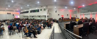 Plenário da Câmara de Dourados recebeu grande público para a abertura da Conferência das Mulheres na manhã desta quinta-feira. Fotos: F. Grott