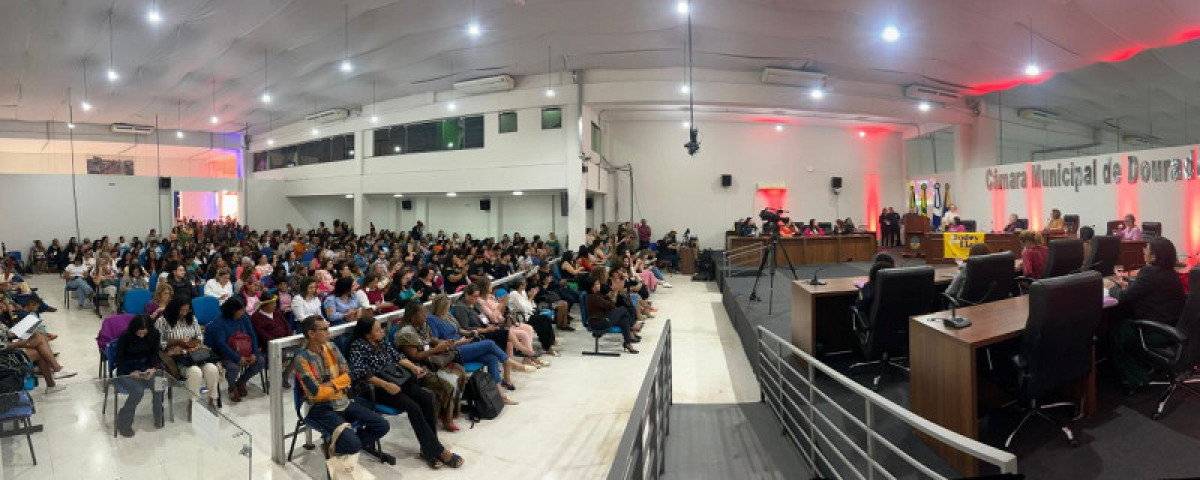 Plenário da Câmara de Dourados recebeu grande público para a abertura da Conferência das Mulheres na manhã desta quinta-feira. Fotos: F. Grott