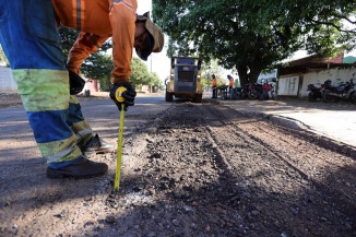 Operário mede a profundidade do asfalto deteriorado removido para aplicar uma nova camada de asfalto no novo modelo de tapa-buraco em Dourados- Fotos: A. Frota