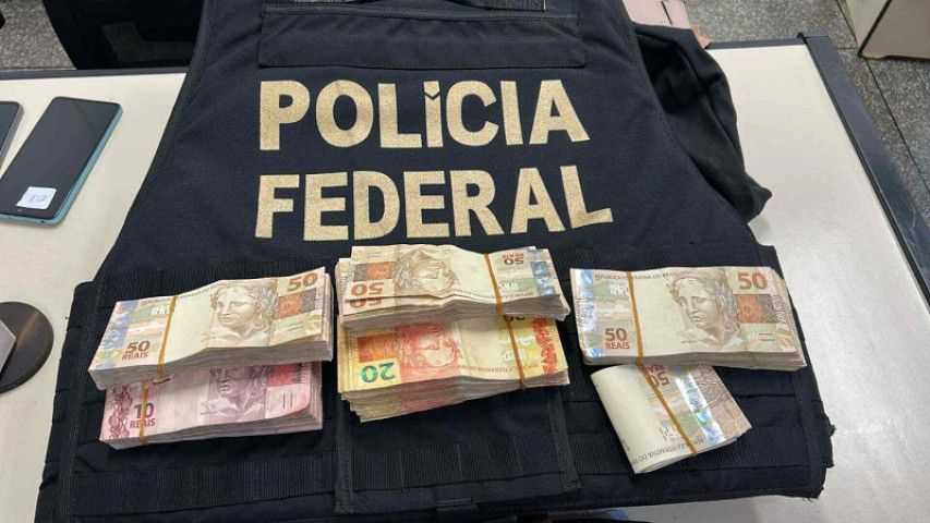 Cerca de R$ 20 mil em dinheiro foram apreendidos com os investigados. (Reprodução, PF)