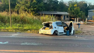 Veículo destruído às margens da rodovia (Foto: Portal Água Clara)