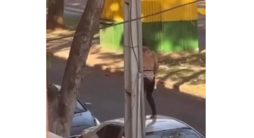 Além de agredir pessoas a mulher danificou veículos - Foto; reprodução