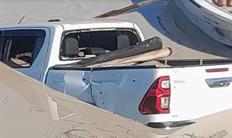 Hilux tinha 60 marcas de tiros / Reprodução ABC Color  Leia mais em: https://www.topmidianews.com.br/policia/hilux-e-achada-com-dois-corpos-dentro-e-60-marcas-de-tiros-na/225440/