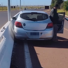 Carro onde estava a mulher bateu contra a mureta que divide as pistas