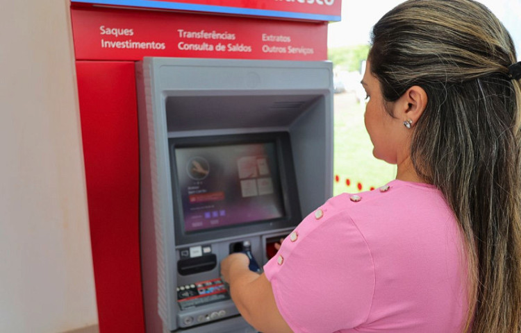 Salários dos servidores da Prefeitura de Dourados foi antecipado pelo sétimo mês seguido e está na conta desde as primeiras horas desta terça-feira. Foto: A. Frota
