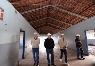 Prefeito Marçal Filho e equipe vistoriam obra iniciada há 10 dias, que vai transformar totalmente a Escola Avani- Fotos: A. Frota