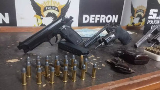 Polícia apreendeu armas e munições durante a ação - Foto: Defron