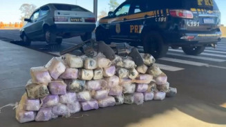Condutor transportava dois revólveres e cocaína com destino à Ribeirão Preto (SP), sendo flagrado em Paranaíba. (Foto: Divulgação/PRF)