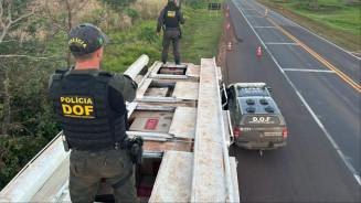 A equipe realizava um bloqueio policial entre a MS-386 e a BR-163 quando apreendeu a carreta - Foto: DOF