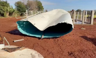Caixa d'água recém inaugurada pelo estado foi ao chão na Jaguapiru - Foto: TV Morena/reprodução