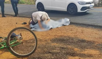 Pai do ciclista debruçado sobre o corpo da vítima (Foto: Impacto News)