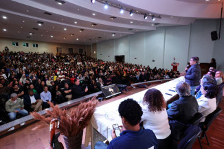 Evento, que acontece até quarta-feira no auditório da Universidade Federal da Grande Dourados, reúne mais de 2 mil participantes e propõe reflexões para os planos nacional, estadual e municipais de educação. Fotos: A. Frota
