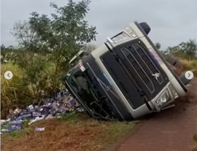 Carreta tombou com a mercadoria - Foto; Reio Brilhante em Tempo Real