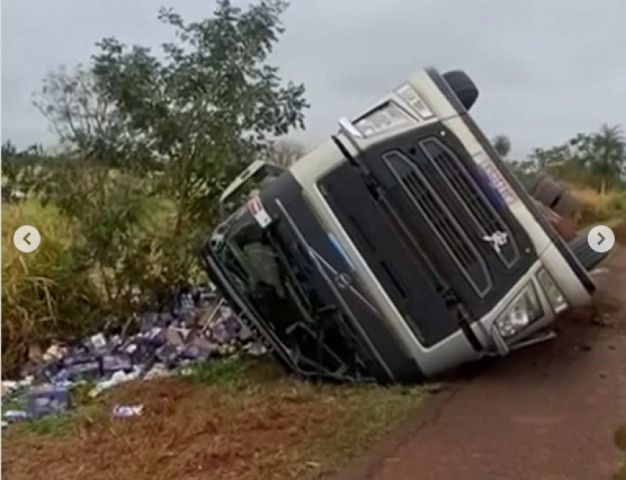 Carreta tombou com a mercadoria - Foto; Reio Brilhante em Tempo Real