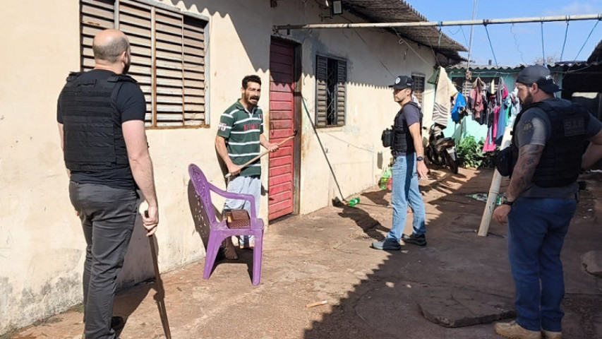 Homem tentou intimidar os policiais com cabo de vassoura; Foto: Sidnei Bronka/Ligado Na Notícia
