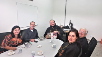 O encontro contou com a presença do secretário-adjunto de Educação, José Vicente Tardivo, e da coordenadora do projeto de bibliotecas da Semed, contadora de histórias Sonia Morel. Representando a ADL, participaram os acadêmicos Rose Rosendo, Eli Coelho Pereira e o presidente da instituição, Marcos Coelho Cardoso