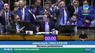 Empurrão de Camila Jara derruba Nikolas Ferreira e gera nova crise entre PT e PL