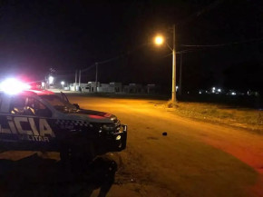 Homem com faca avança contra policiais e morre