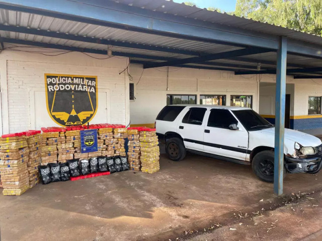 Drogas empilhadas ao lado de veículo apreendido (Foto: Divulgação PMR)