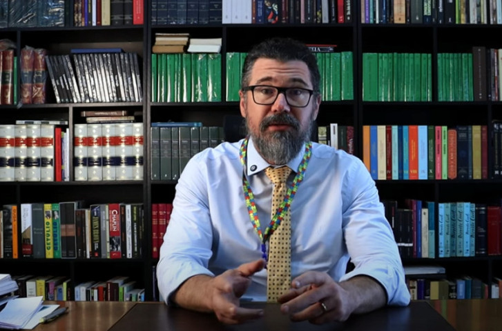 Pollon durante gravação em março deste ano informando ser autista - Foto: Reprodução/You Tube
