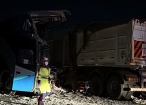 Batida entre ônibus e carreta deixa 11 mortos e mais de 40 feridos na BR-163 em MT