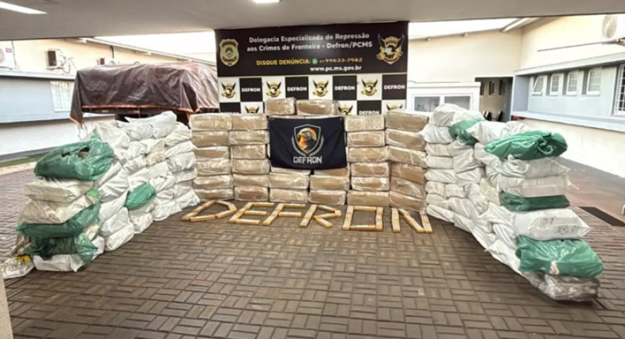 Droga estava escondida entre farelos em caminhão - Foto: Defron