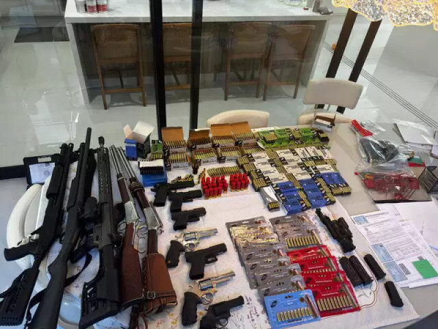 Além das armas, pedras preciosas e dinheiro, a PF apreendeu veículos, incluindo motos de alto valor - Foto: Divulgação