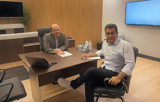 Prefeito Marçal Filho reunido com o governador em exercício José Carlos Babosinha para discutir aumento nos repasses para média e alta complexidade em Dourados. Foto: Divulgação/Assecom