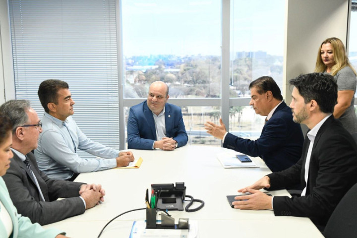Prefeito Marçal Filho reunido com o presidente da Agência Nacional de Aviação Civil (Anac), Adriano Pinto de Miranda e com o senador Nelsinho Trad. Fotos: Divulgação/Assecom