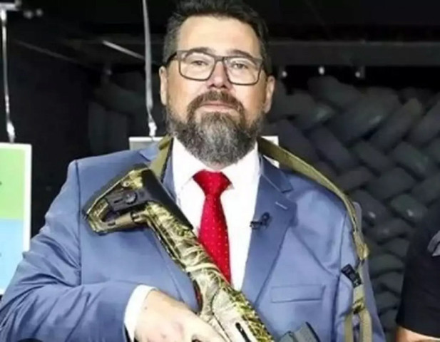 Marcos Pollon é lider do movimento pró-armas no Brasil... veja mais em https://www.campograndenews.com.br/jogoaberto/pollon-que-criar-minha-primeira-arma-com-dinheiro-publico