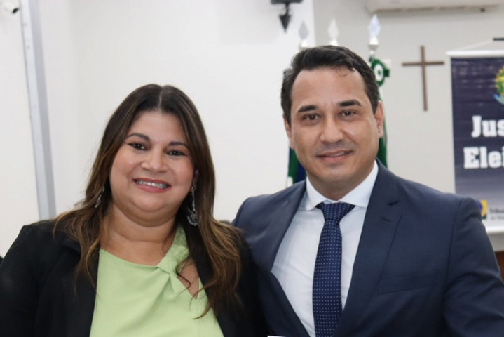 Prefeito de Naviraí, Rodrigo Sacuno, ao lado da vice-prefeita, Thelma Minari  - Foto: Assessoria
