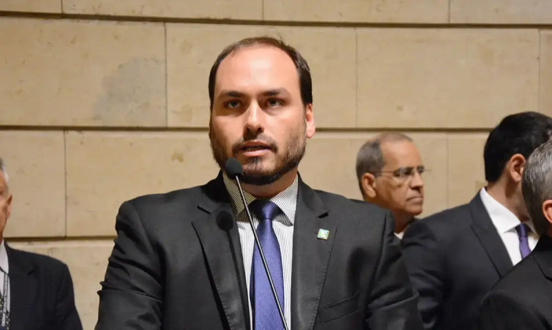 Vereador Carlos Bolsonaro publicou crítica a governadores; irmão, deputado Eduardo Bolsonaro, compartilhou a mensagem - Foto: Renan Olaz/CMRJ