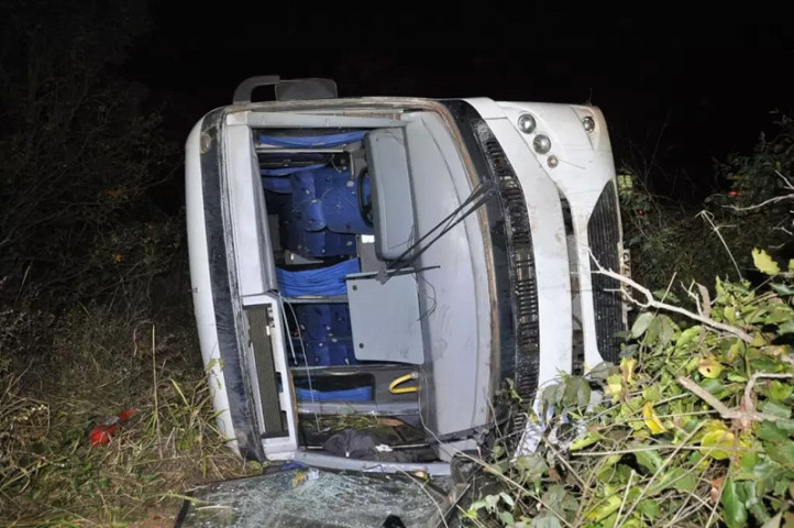 Ônibus capotado ficou tombado na vegetação às margens da rodovia (Foto: O Correio News)