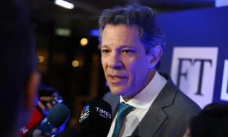 Haddad critica tarifa dos EUA e diz que país impõe “solução constitucionalmente impossível” ao Brasil