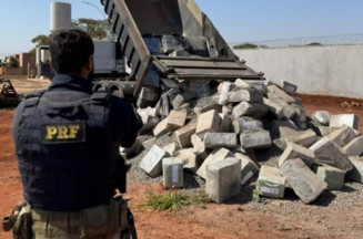 urante patrulhamento, os agentes identificaram o veículo derramando pedras pela rodovia - Foto: PRF