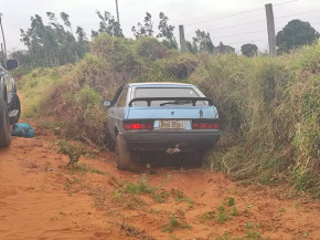 Gol saiu da estrada de terra e bateu no barranco; idoso estava no banco dianteiro e morreu (Foto: Eliton Santos).