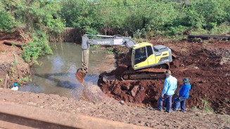 Equipe da Sanesul trabalha para resolver rompimento de adutora - Foto: Sanesul