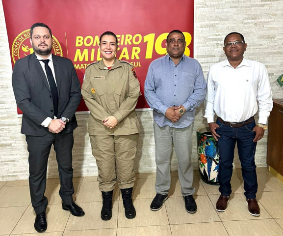 O secretário municipal de Educação, Nilson Francisco e equipe reunidos com a comandante do Corpo de Bombeiros, Cláudia Karoline Rodrigues. Divulgação/Semed