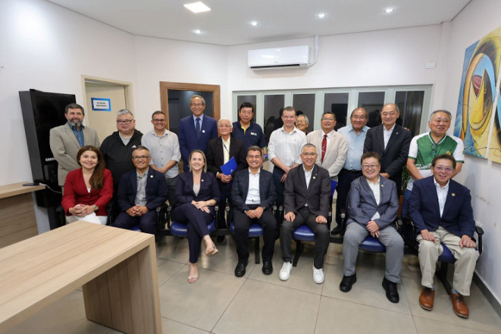 Marçal Filho e vereadores posam para foto histórica com membros da comitiva japonesa em visita a Dourados. Fotos: A. Frota