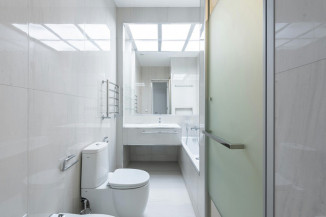 Como desentupir vaso sanitário com fezes