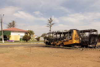 Ônibus escolares são incendiados em frente de prefeitura