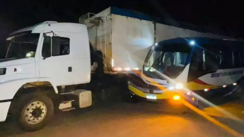Ônibus do Ribas Futsal colidiu contra carreta que fez conversão irregular na BR-262 (Foto: Ribas Ordinário)