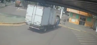 Vídeo mostra cabine de caminhão se desprendendo e caindo durante trajeto