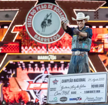 Gustavo é o terceiro a conquistar a "tríplice coroa" nacional (Foto: PBR Brazil)