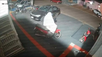 Ladrão é flagrado por câmera durante roubo (Foto: Reprodução, redes sociais)