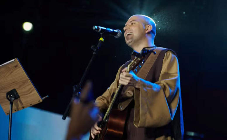 Frei Gilson em noite histórica de show na arena da Festa do Peão de Barretos 2025 — Foto: Érico Andrade/g1